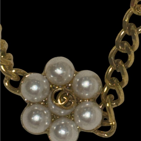 Gold Chain Necklace with Floral Pendant - Picture 4 of 6
